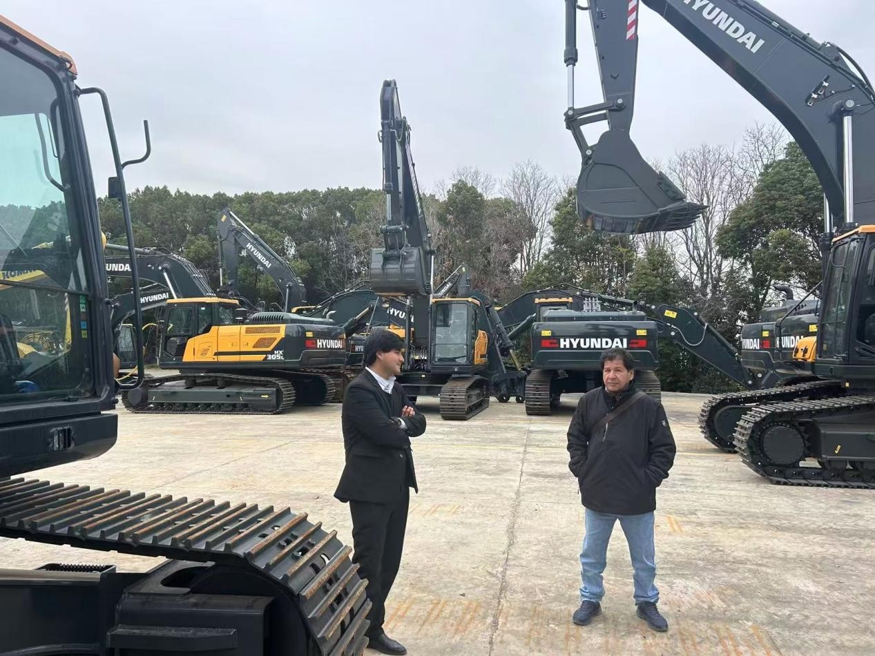 Peruvian Clients Visit to Inspect Full Range of Hyundai Excavators, Witnessing Global Quality