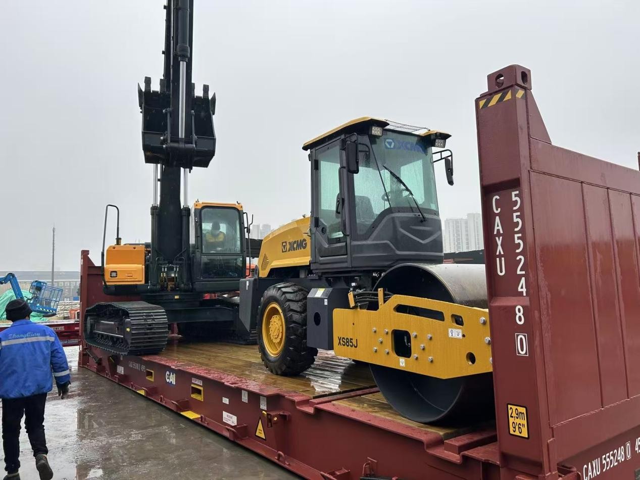 Shipment of XCMG XS85J Roller and Hyundai R215VS Excavator to Colombia, Boosting South American Road Construction